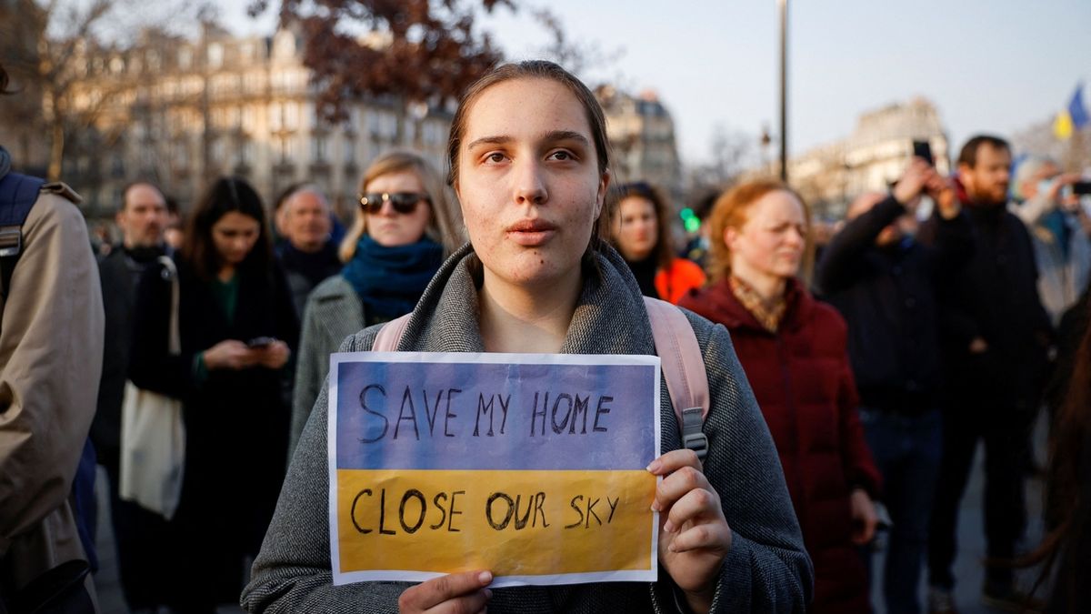 Desítky tisíc lidí napříč Evropou protestují proti ruské invazi na Ukrajině